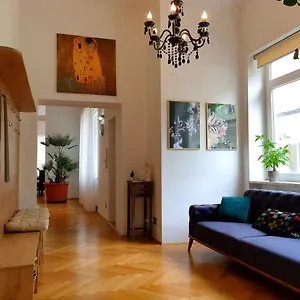 Sunny And Spacious Near Centre Apartment Wien